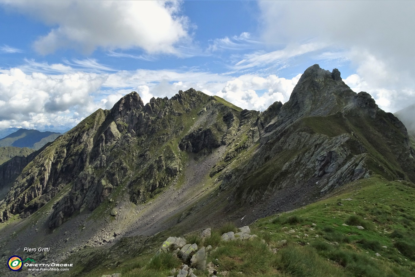 29 A dx il  sentiero, in saliscendi, su cresta, erbosa-rocciosa, da percorrere con attenzione .JPG